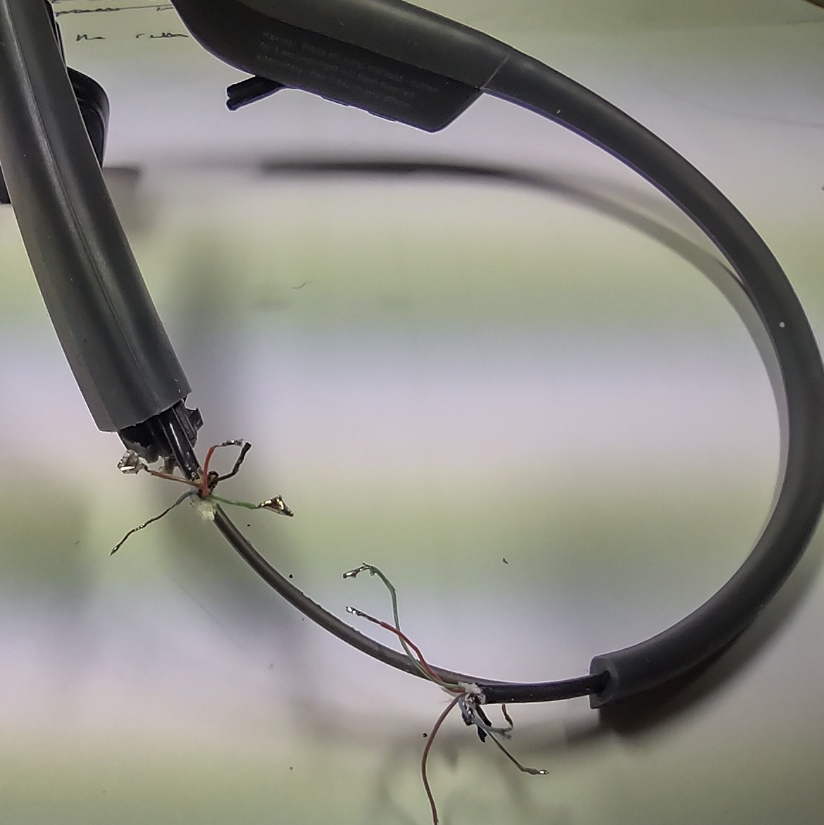Removing the plastic cover on the headband reveals a six-core wire connecting the left and right sides